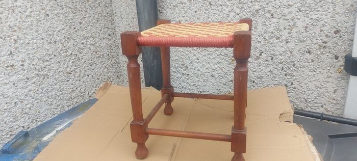 old vintage sugan stool ,,nice used condition, sold as seen, see pictures for condition ,buyer collects or pays postage,