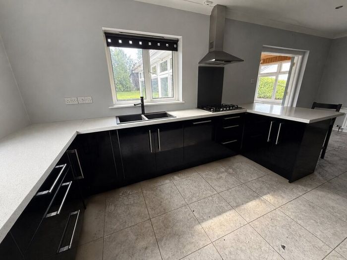 Kitchen units & appliances