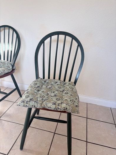 Extendable Table and Chairs