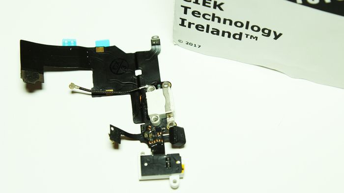 ORIGINAL Apple iPhone 5 Replacement charger port + headphone jack + microphone assembly - (White)