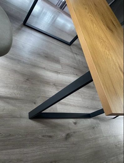 table with 4 chairs