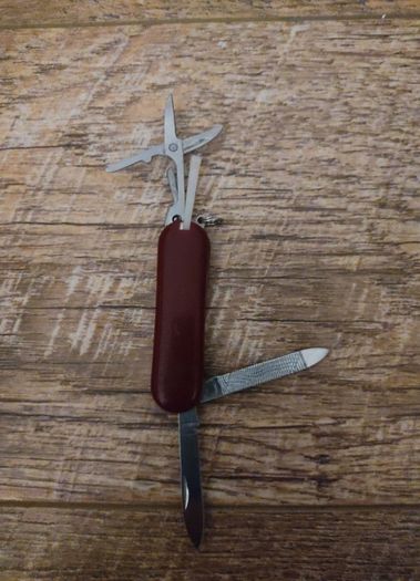 Swiss Army style knife - less than 6 cm long