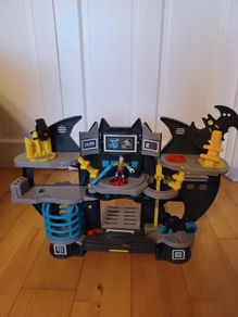 Batman Imaginext DC Super Friends Playset Batcave Showdown