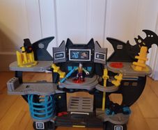 Batman Imaginext DC Super Friends Playset Batcave Showdown