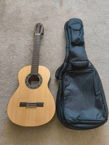 La Mancha Granito 32 3/4 Classical Guitar and Case Perfect Student Starter
