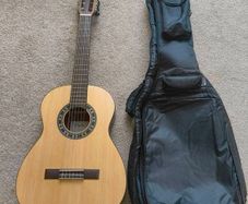 La Mancha Granito 32 3/4 Classical Guitar and Case Perfect Student Starter