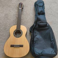 La Mancha Granito 32 3/4 Classical Guitar and Case Perfect Student Starter
