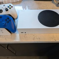 Xbox series S 512GB with two controllers