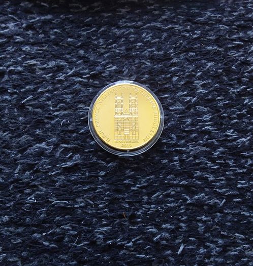 Royal Engagement 24k Gold Plated Commemorative Medal with Genuine Blue Sapphire and COA ( No. 01574 / 40,000 )