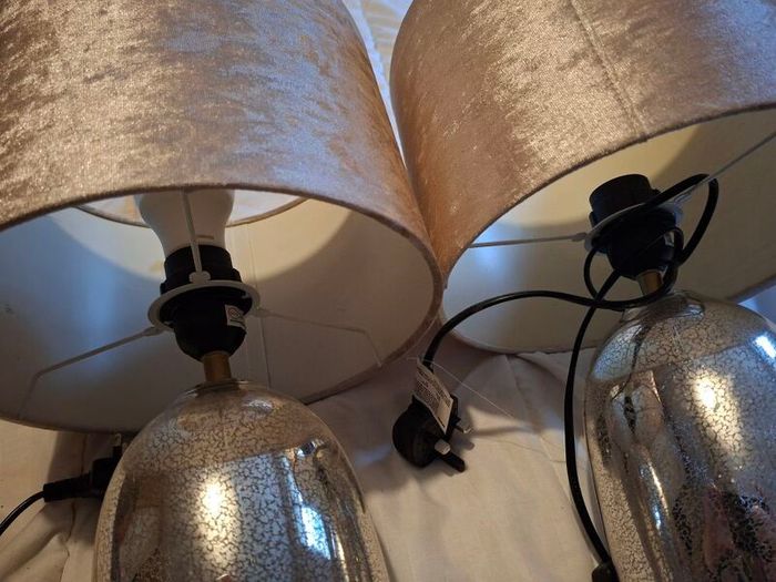 2 table lamps