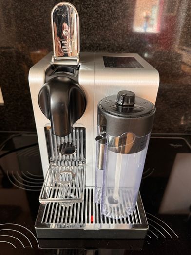 Nespresso De'Longhi Latissima Pro Coffee Machine