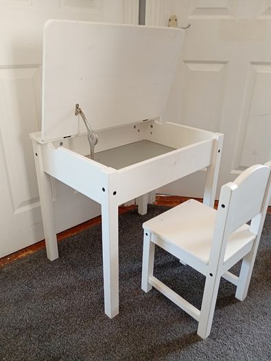 Kids desk and chair