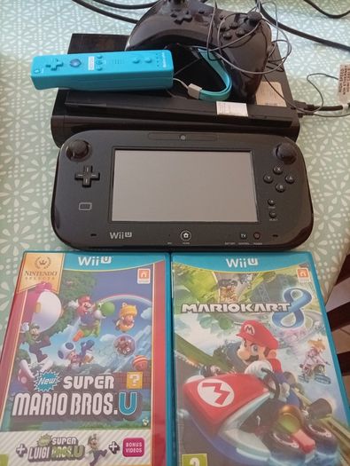 Nintendo Wii U 32GB Premium Console Bundle + Mario Kart 8 & Pro Controller