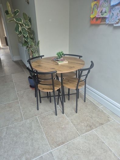 table and 4x chairs