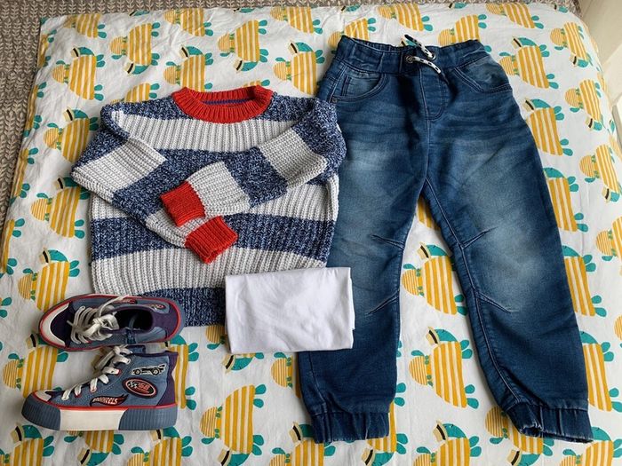 Boys clothing & footwear bundle (size 110/116 aprox. 4-5 years)