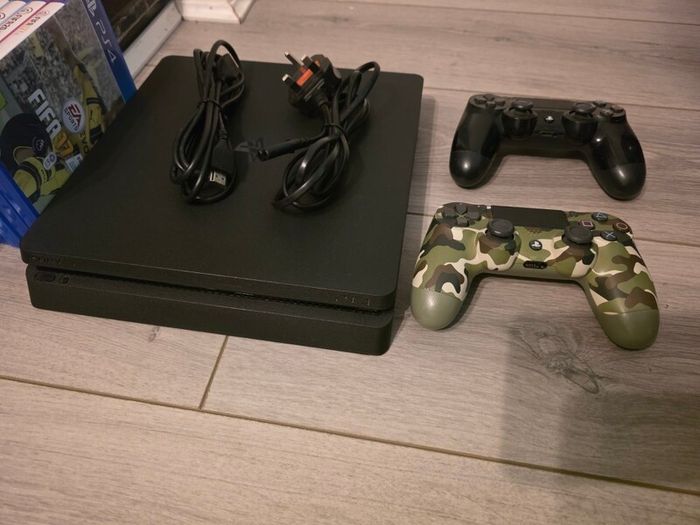 PS4 Slim 500GB + 2 Controllers + 4 FIFA Games