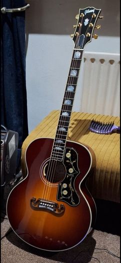 gibson sj200 , gibson les paul , fender stratocaster