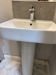Sink + tap + pedestal