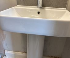 Sink + pedestal