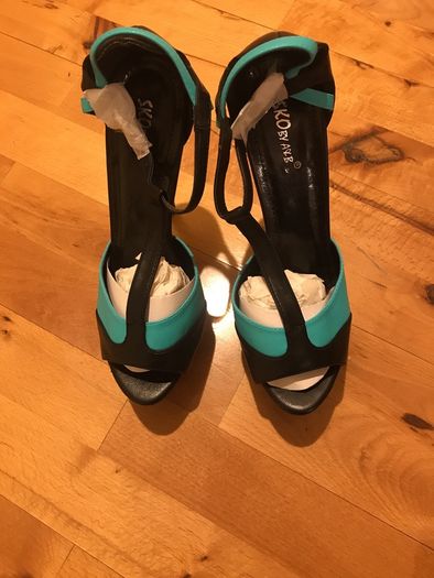 SKO By A&B black and green hills Brand new size 7