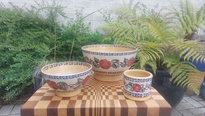 Beautiful Nicholas Mosse Large Bowl in the Popular but Discontinued Kilfane Rose Pattern, Circa 1996-2004