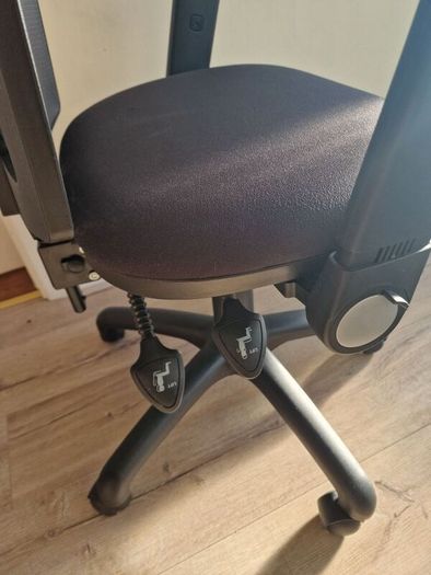 Ergonomic Mesh Office Chair, Fully Adjustable, Ideal for Home Office / Study