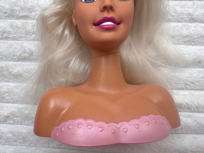 Barbie 1999 Blonde Hair Blue Eyes Doll Styling Head Mattel approx. 20 cm. Used Please see photos