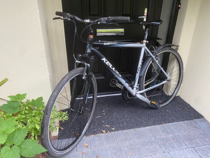 Kellys saphix hybrid Large 28 inch wheels 24 speed 21 inch frame