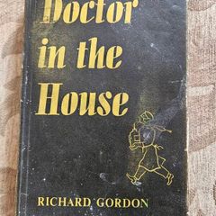 Doctor In The House.  By Richard Gordon First Edition 19th Impression 1954. Hardback With Dustjacket In Good Condition.  See Photos For Same.