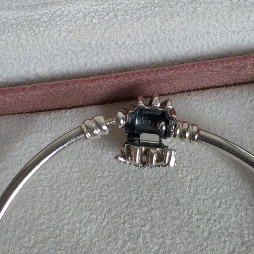 Pandora fireworks bangle bracelet very good condition,for the right size please check the last photo.