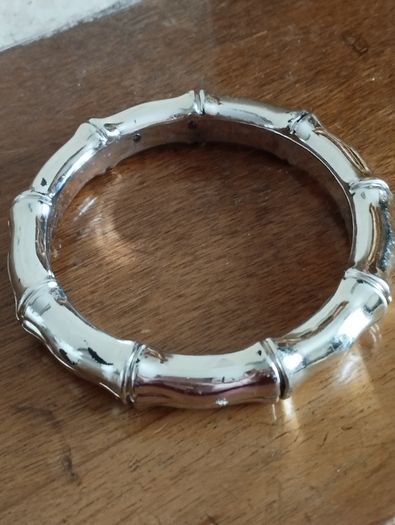 Beautiful silver ton bracelet.