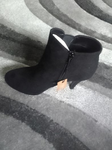 Black zip ankle boots - size 6
