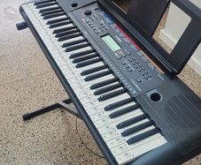 Yamaha E263 keyboard