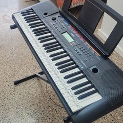 Yamaha E263 keyboard