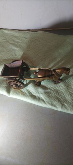 Vintage heavy brass horse and cart, weight 131.13g