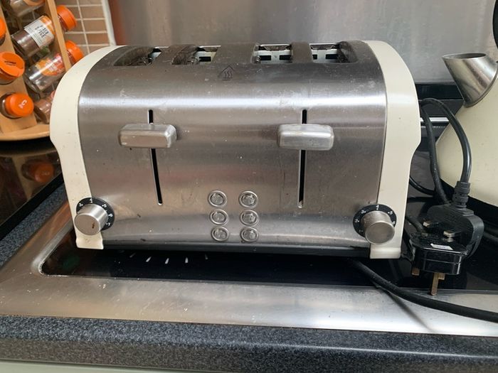 Cream Double Toaster and Kettle please read description