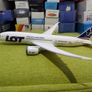 LOT 1:200 scale model airplane, Boeing 787 Dreamliner aircraft Image 4