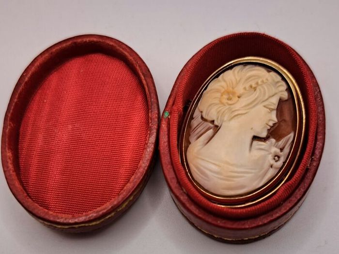 Very 9ct gold cameo pendant brooch