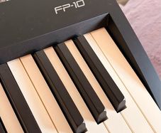 Roland FP10 electric piano
