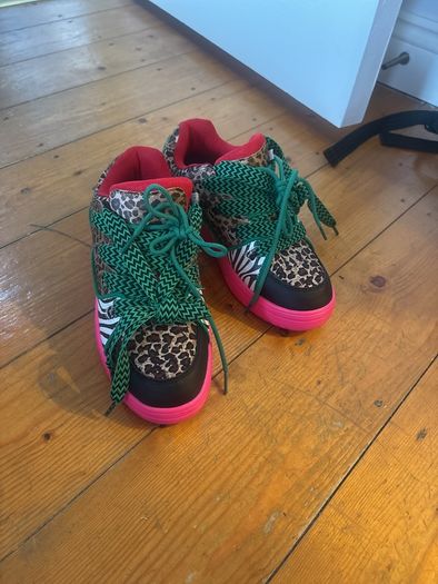 New ladies size 6 runners