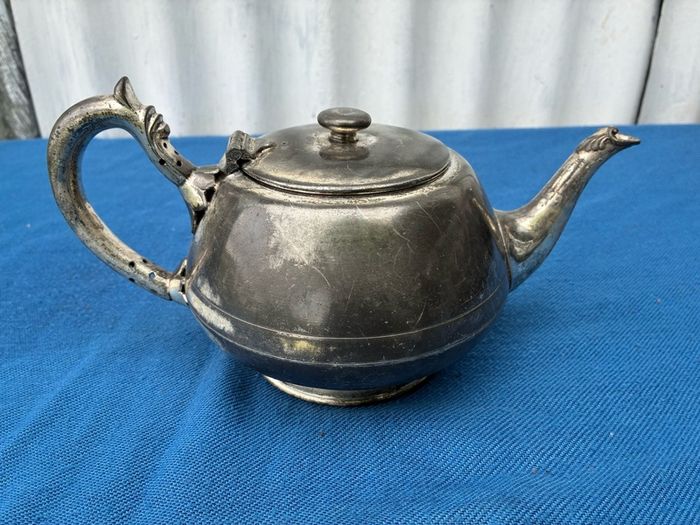 Walker and Hall Sheffield silver plated tea pot