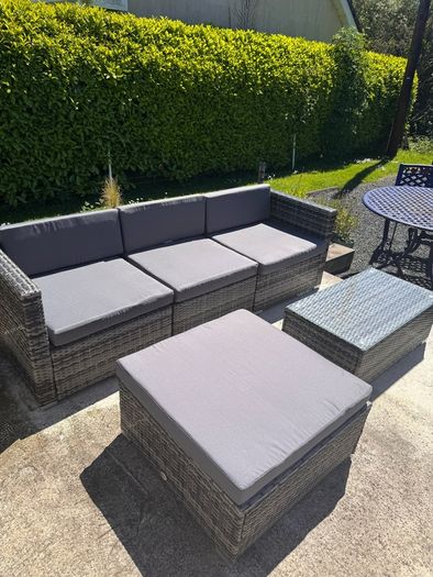 1 year old rattan sofa set