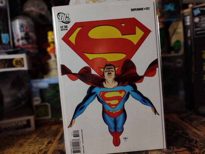 Superman ! Issue #707 ! White Background Cover ! 2011 ! by DC Comics !