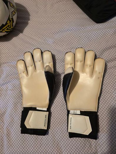 Goalkeeping gloves
