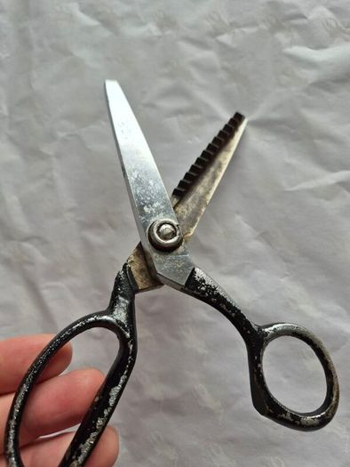 Vintage ZigZag Scissors