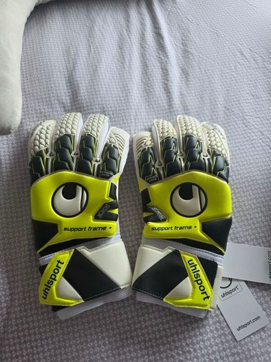 Goalkeeping gloves