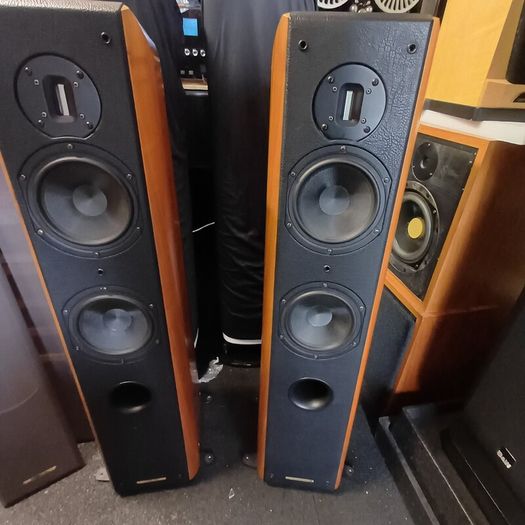 Hi End Audiophile Quality  Sonus Faber Grand Piano Domus Speakers - Gorgeous Hand Made in Italy  Stunning Real leather and piano Teak