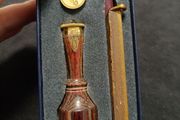 Fine Handmade Fleur de Lis Wax Seal Stamp Kit Vintage Brass Stamp Head Colorful Turned Birchwood Handle Gold tone Stick of Sealing Wax
