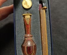 Fine Handmade Fleur de Lis Wax Seal Stamp Kit Vintage Brass Stamp Head Colorful Turned Birchwood Handle Gold tone Stick of Sealing Wax