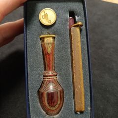 Fine Handmade Fleur de Lis Wax Seal Stamp Kit Vintage Brass Stamp Head Colorful Turned Birchwood Handle Gold tone Stick of Sealing Wax